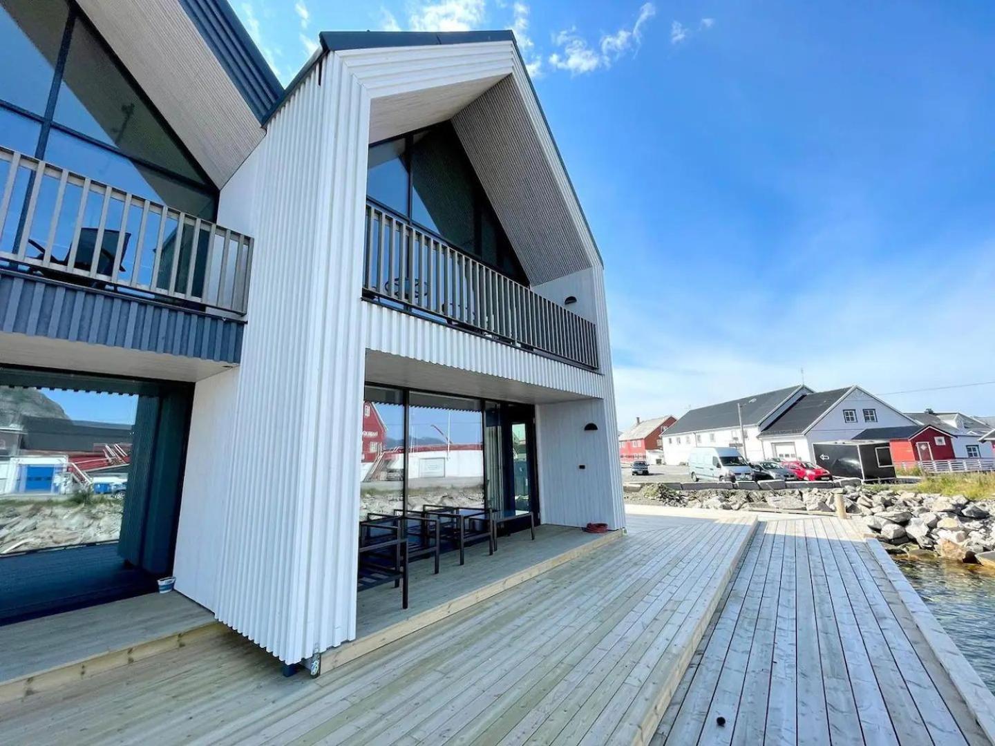 Attraktiv Leilighet Pa Kaikanten I Henningsvaer Luaran gambar