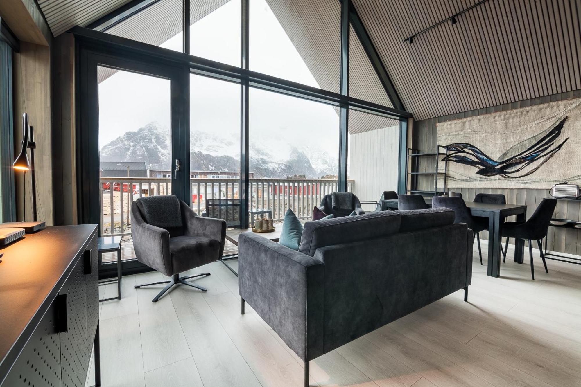 Attraktiv Leilighet Pa Kaikanten I Henningsvaer Luaran gambar